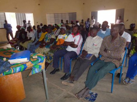 Une réunion avec les femmes de l'association Défini-Seniwa et les exploitants agricoles