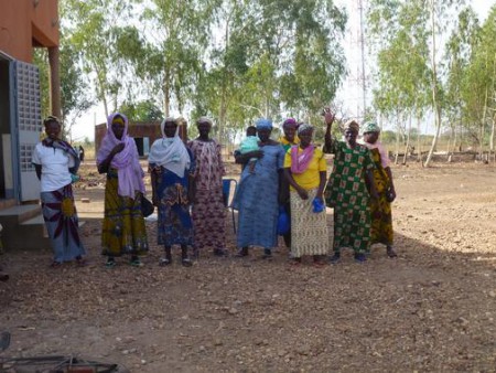 L'accueil des femmes du bureau de l'association Dofini-Seniwa
