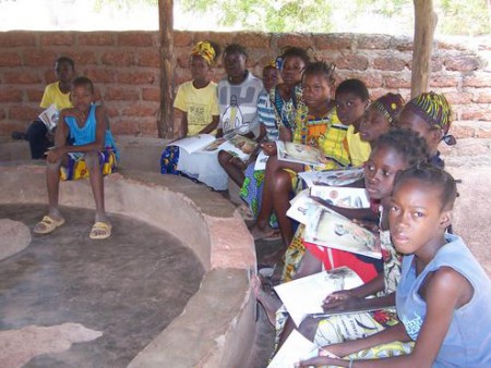Dans la cour de la bibliothèque, lieu abrité réservé à la lecture 