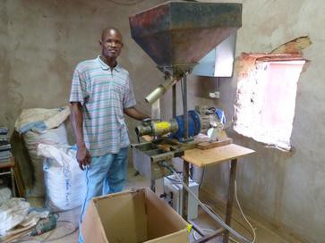 L'installation de la presse par Fidèle Koura