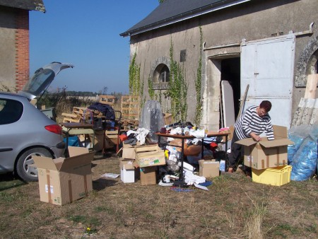 La mise en cartons des vêtements, chaussures, livres... donnés à l'association