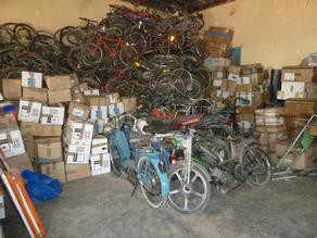 Cartons, vélos déchargés et stockés dans un hangar de Béréba avant distribution 