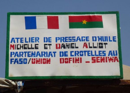 Panneau en hommage au président et à sa femme 