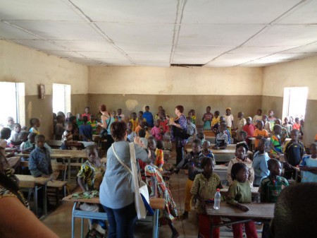 Distribution de stylos à chaque élève