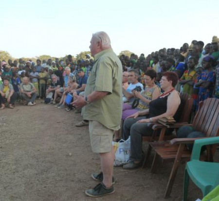Accueil de la population dans un village visité
