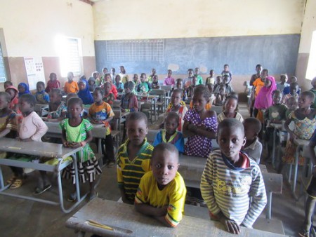 visite de classes et distribution de fournitures. Ici un CP2 de 49 élèves