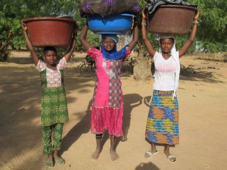 C'est dimanche, de très jeunes filles vont aller faire la lessive 