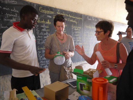 distribution de 2 lampes solaires dans les classes de CM2 pour assurer des heures d'étude 01-2019