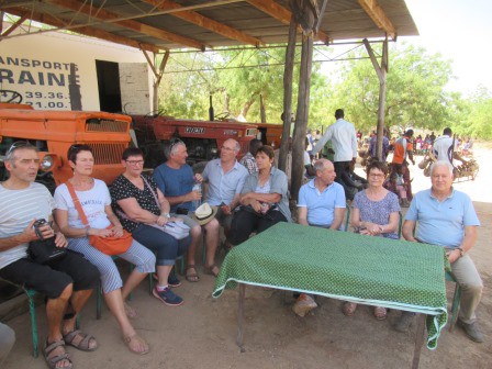 01/2019 Accueil de notre groupe par la population sous le hangar construit en 2016