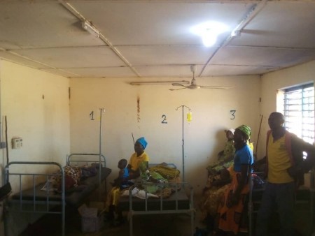 11-2020: arrivée de l'électricité dans une salle de soins au dispensaire de Wakuy 